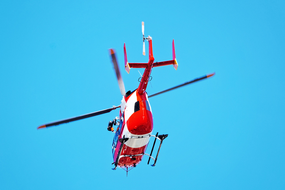 Mit einem Helikopter wurde der Junge (†1) in ein Krankenhaus geflogen. (Symbolbild)