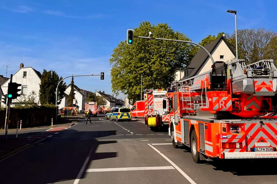 Brand in Mehrfamilienhaus: Feuerwehr rettet Vogel, zwei Personen verletzt
