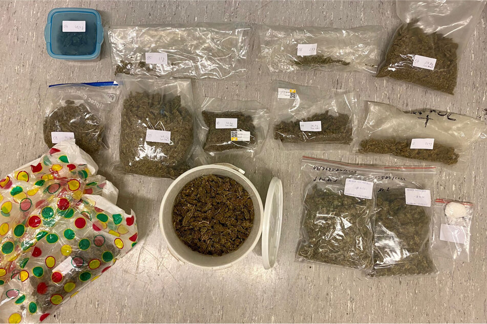 Etwa zwei Kilogramm Cannabis und 15 Gramm Kokain konnten durch die Polizei gesichert werden.