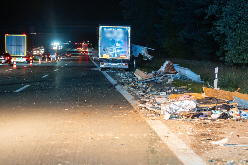 Trümmer verteilten sich über die Autobahn. Während der Bergung und Aufräumarbeiten blieb die A9 zeitweise gesperrt.
