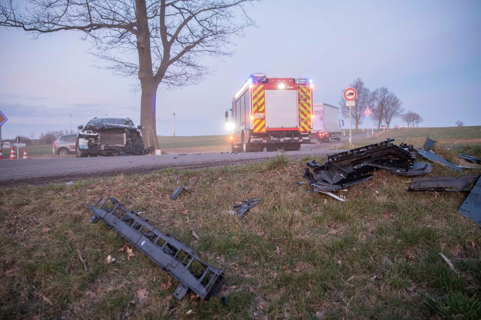 Trümmerteile liegen verteilt auf der Straße: Ein Ford und ein Citroën knallten in Freiberg zusammen.