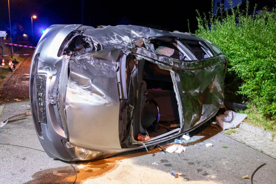 Der Honda landete auf der Fahrerseite, nachdem er sich überschlagen hatte.