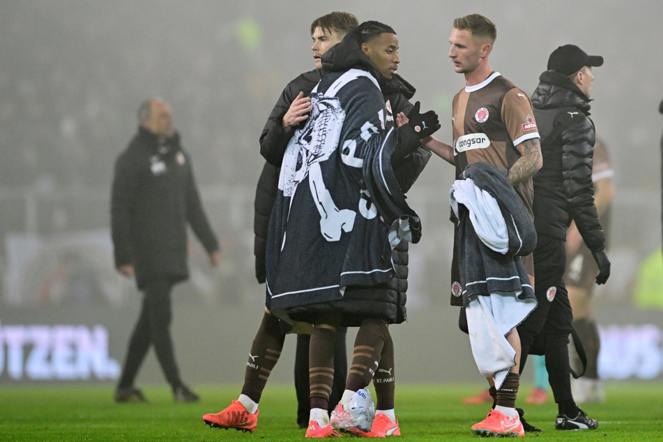 Morgan Guilavogui (26), hier bereits mit dickem Eispack am Knöchel, wird dem FC St. Pauli wochenlang fehlen.