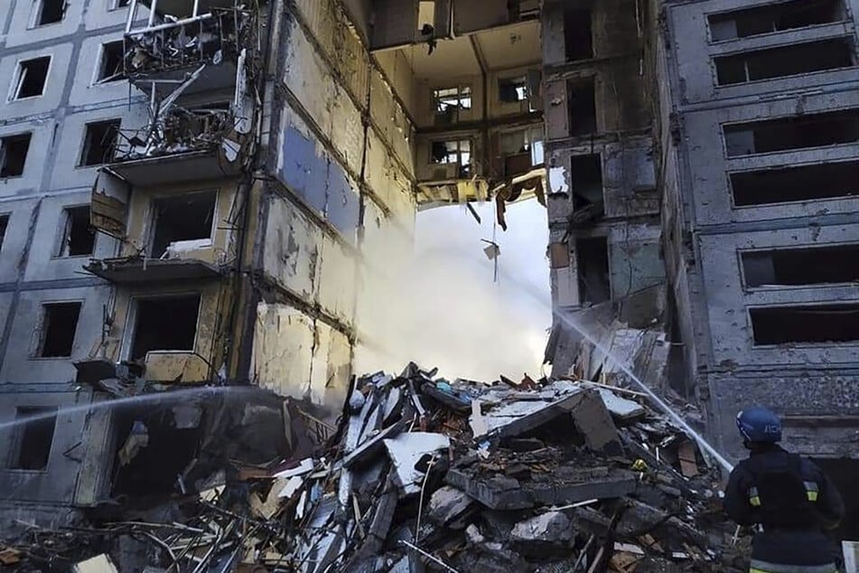 Russlands Armee hat nach ukrainischen Angaben mit mehreren Raketen in der südukrainischen Stadt Saporischschja Wohnhäuser bombardiert und zahlreiche Zivilisten getötet.