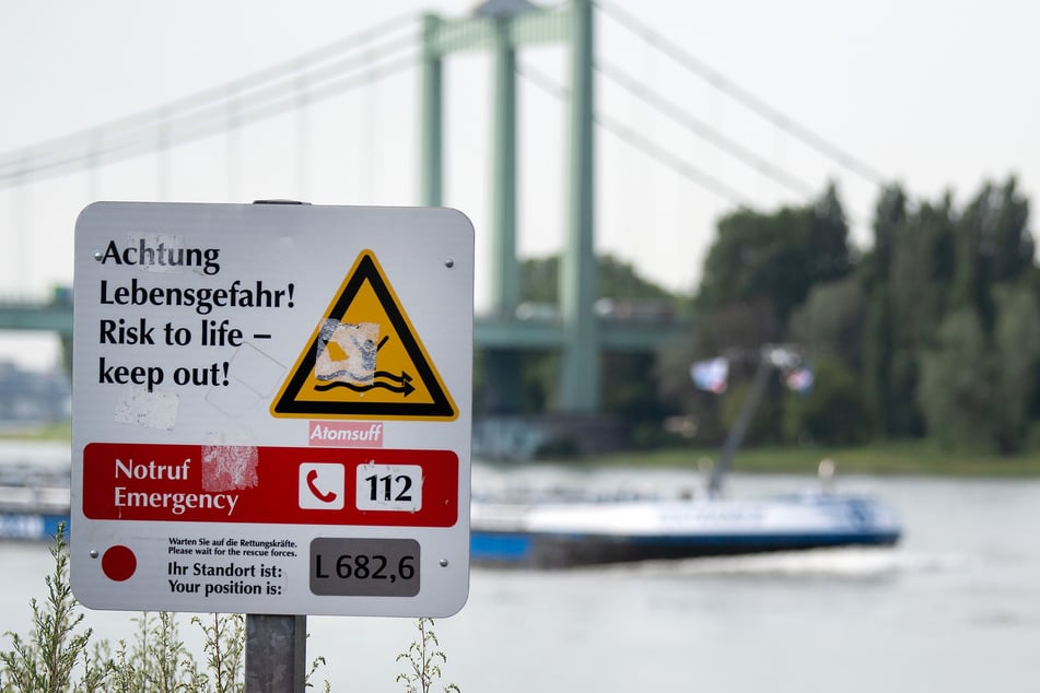 "Achtung Lebensgefahr! Risk to Life - keep out!" steht auf einem Warnschild am Rhein.