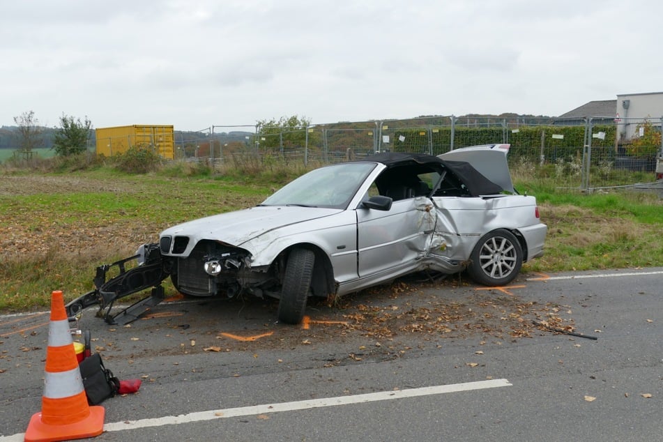 Der Wagen prallte mit der Fahrerseite gegen einen Baum und wurde dadurch eingedrückt.