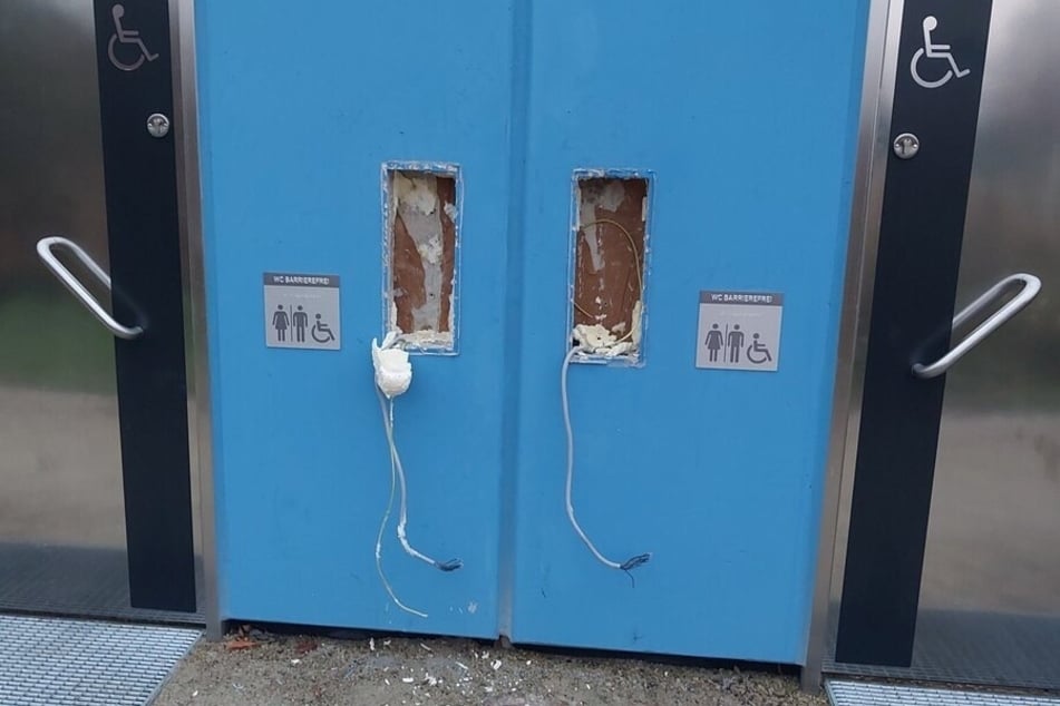 Am Parkplatz Schloss Burgk wurde der Münzeinwurf des WCs beschädigt.