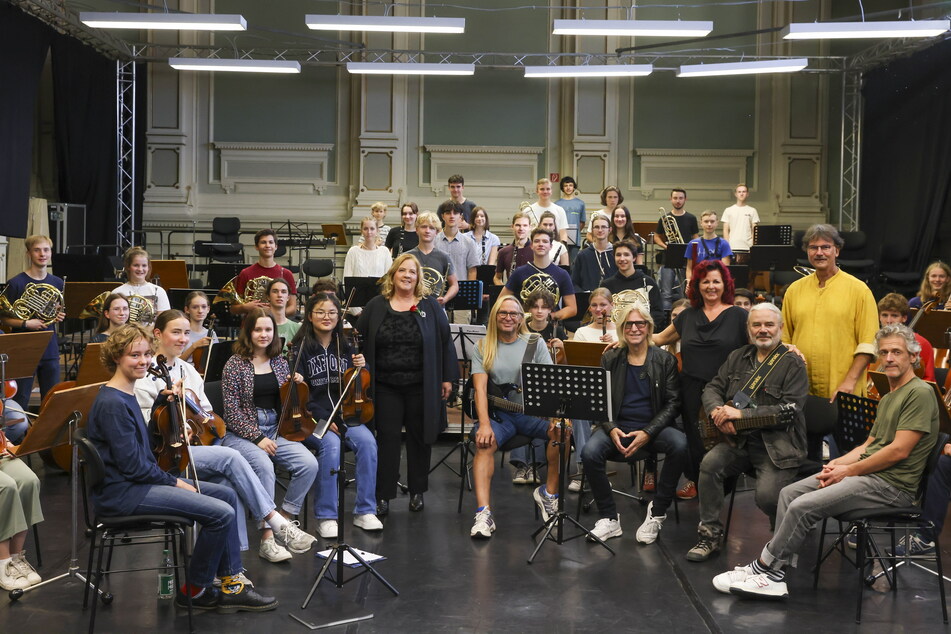 Das Jugendsinfonieorchester mit Kathy Kelly (62), der Rockband Silly, Gala-Initiatorin Viola Klein (65) und Orchesterleiter Prof. Milko Kersten (58) bei der Probe.