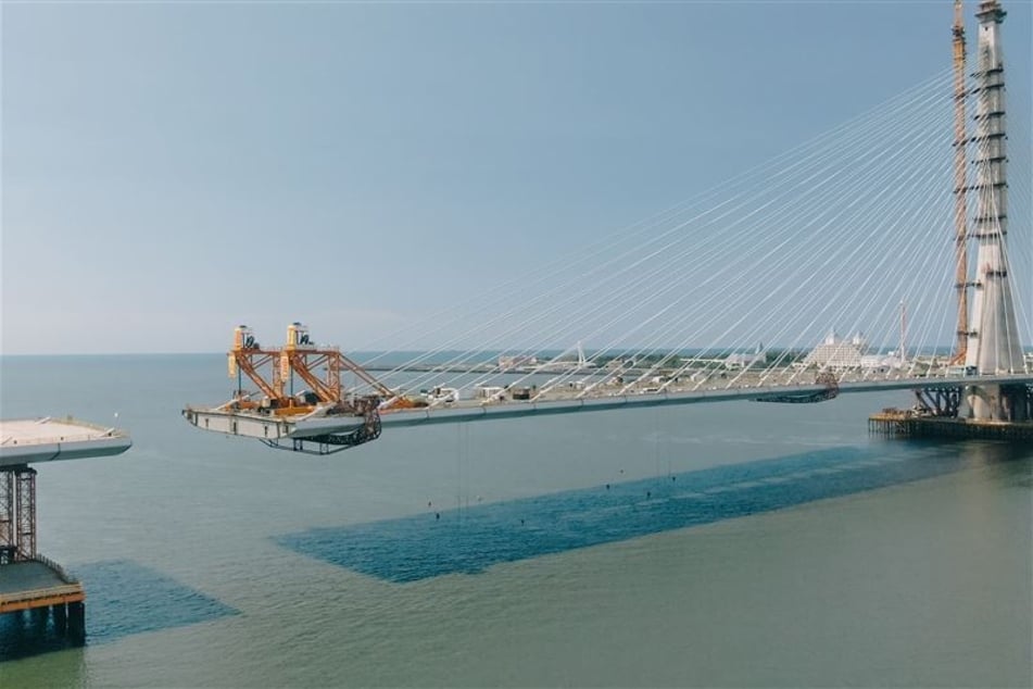 Nach dem Brückenschluss vom Dienstag gilt das Bauwerk als die längste asymetrischen Schrägseilbrücke der Welt.