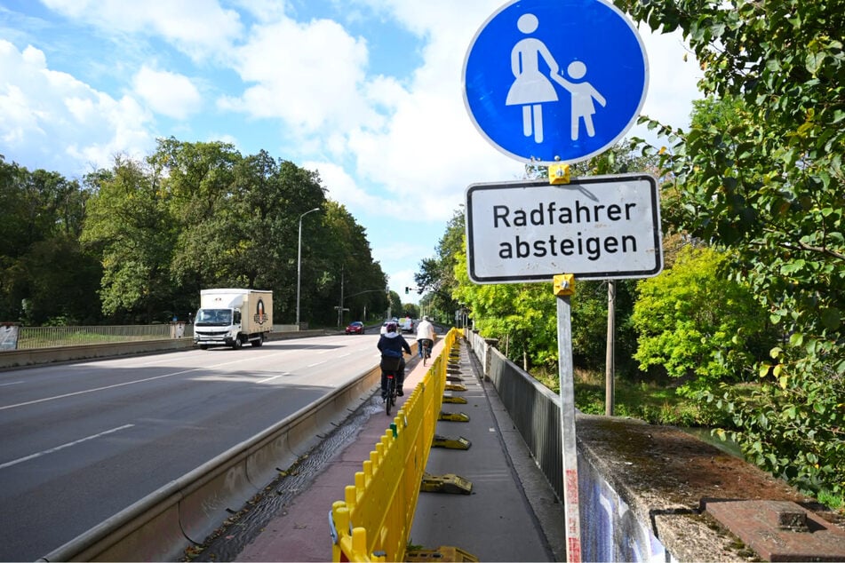Fußgänger und Radfahrer müssen sich auch den halbierten Weg teilen. Das Absteigen der Radler funktioniert noch nicht so gut, wie man sieht.