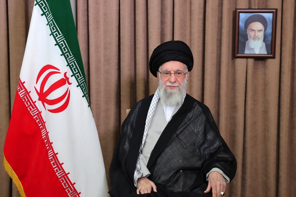 Dieses von der offiziellen Website des Büros des iranischen Obersten Führers veröffentlichte Foto zeigt den Obersten Führer Ayatollah Ali Chamenei (86) bei einer im Fernsehen übertragenen Rede.