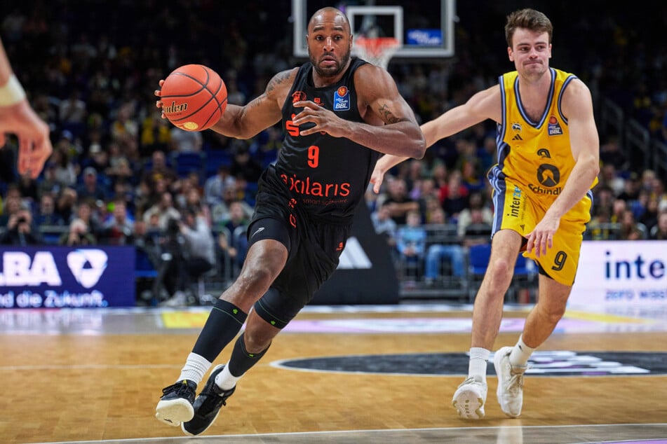 Deandre Lansdowne (l.) läuft Alba-Spieler Jonas Mattisseck davon.