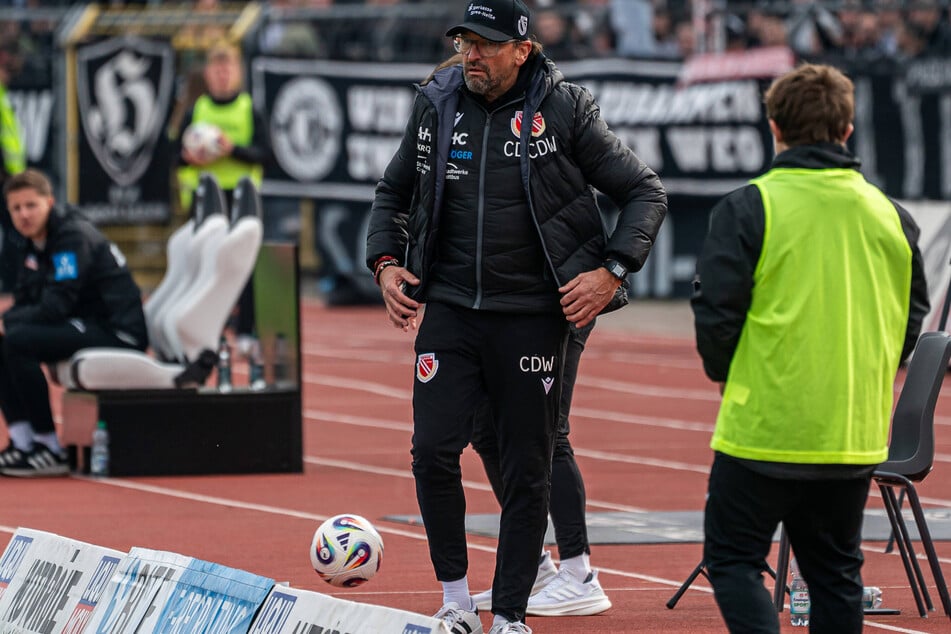 Energie-Trainer Pele Wollitz (60) war trotz des vierten Erfolgs in Serie nicht zufrieden.