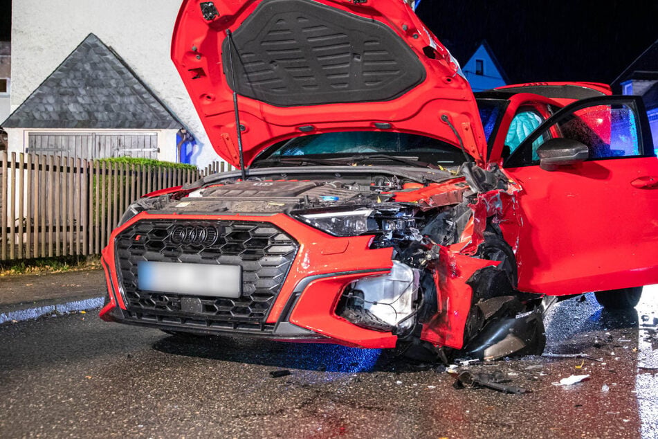 Audi kracht im Erzgebirge in Gegenverkehr: Zwei Verletzte, 50.000 Euro Schaden