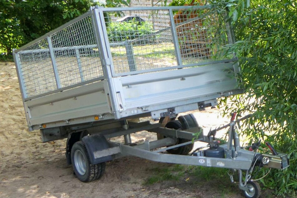 Bei einem tödlichen Unfall ist ein Fünfjähriger zwischen Fahrgestell und Kippvorrichtung dieses beschlagnahmten Anhängers geraten und an seinen schweren Verletzungen gestorben.
