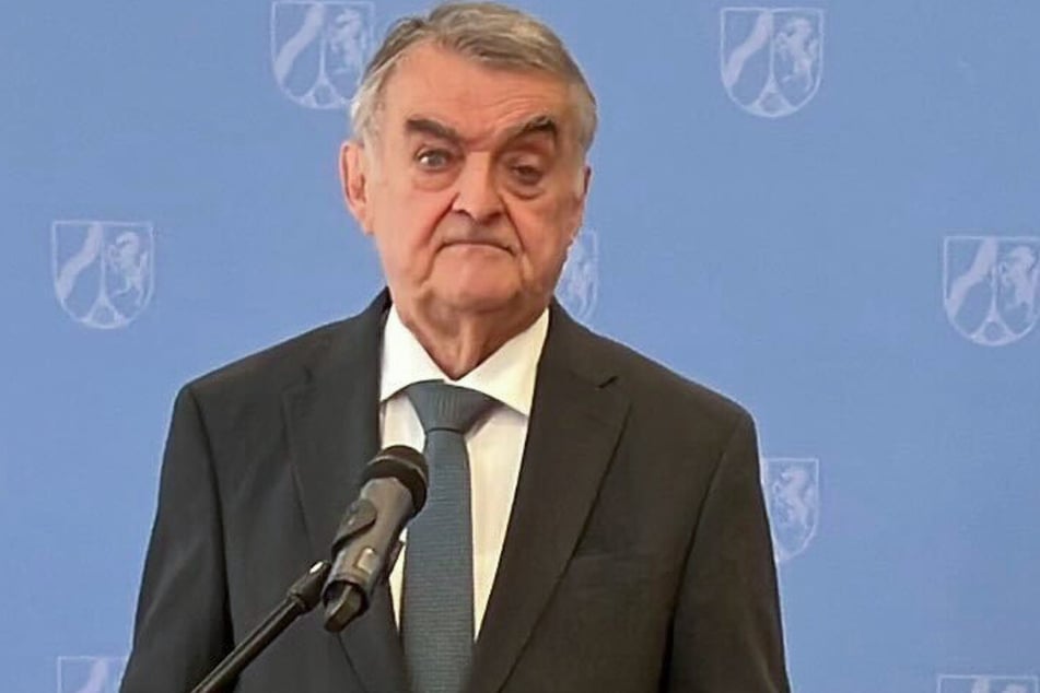 NRW-Innenminister Herbert Reul (72, CDU) hat am Donnerstag neue Details zur Festnahme der drei mutmaßlichen Russland-Spione am Mittwoch offenbart.