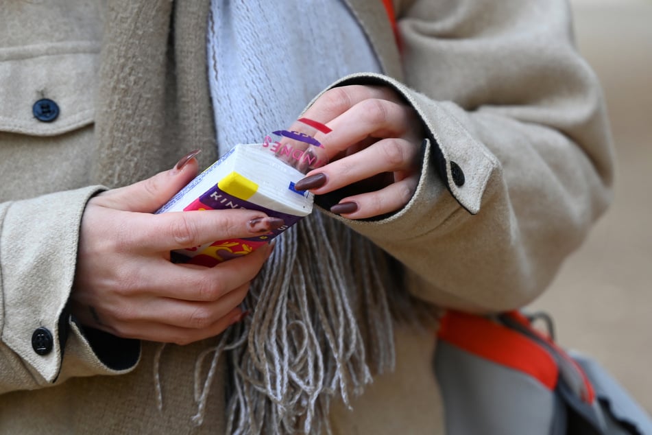 Vor allem während Infektionswellen sollen Praxen durch die telefonische Krankschreibung entlastet werden. (Symbolbild)