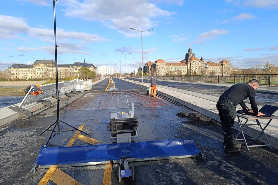 Eine Spezialfirma führt auf Brückenzug B derzeit Messungen durch.