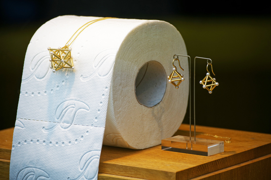 Goldschmiedin Jutta Grote sorgt mit ihrer neuen Schaufenster-Deko für einen absoluten Hingucker.