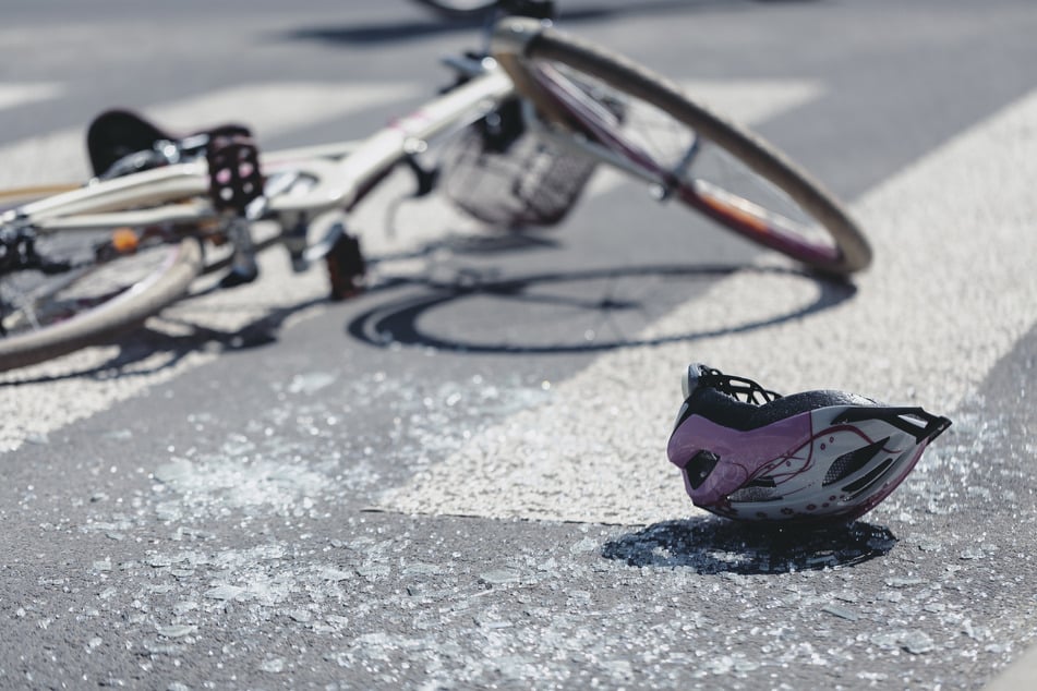 Radfahrerin liegt bewusstlos auf der Straße: Einsatzkräfte können sie nicht mehr retten
