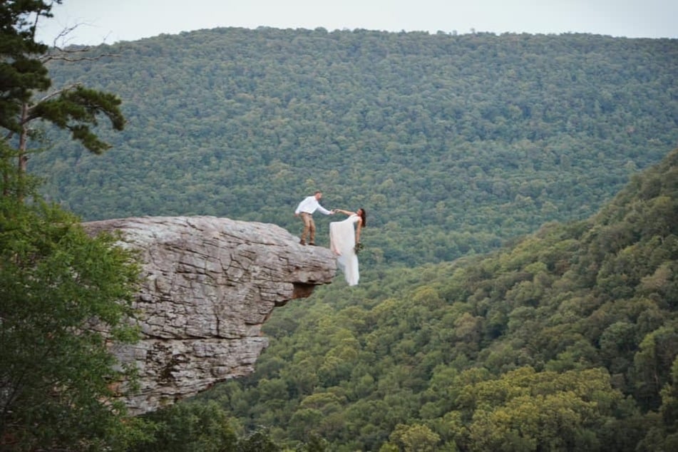 Unter diesem Felsen wartet ein knapp 580 Meter tiefer Abgrund, da sollte man besser nicht runterfallen.