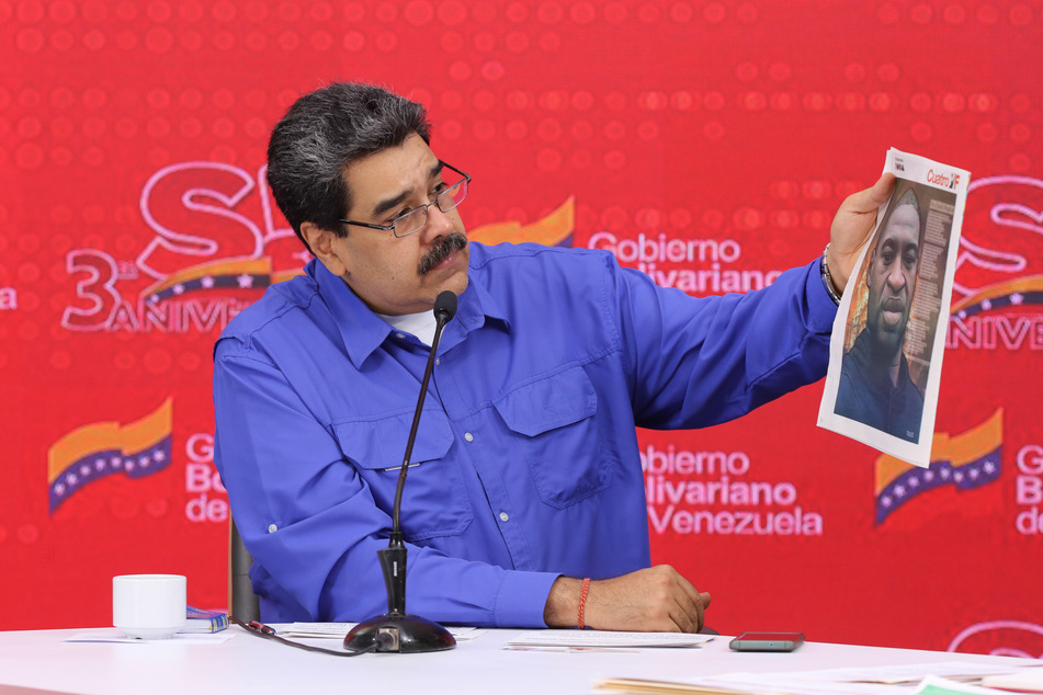 Nicolas Maduro, Präsident von Venezuela, hält eine Zeitung mit dem Bild von George Floyd während einer Veranstaltung zum dritten Jahrestag der Bewegung "Somos Venezuela".
