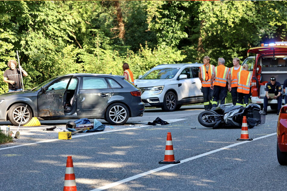 Verbotenes Wendemanöver: Roller kracht auf B21 in Auto, zwei Senioren schwer verletzt