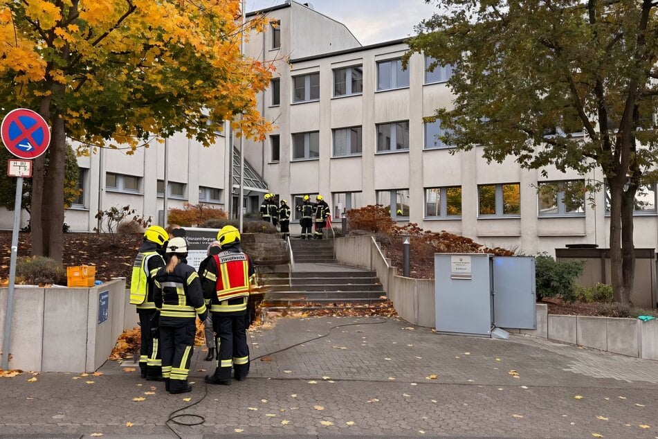 Die Einsatzkräfte räumten das Gebäude und lüfteten die Räumlichkeiten aus. Verletzt wurde niemand.
