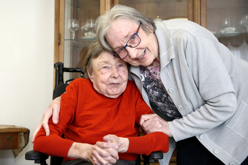 Freuen sich, dass sie am Lebensabend wieder vereint sind: Die Schwestern Dorothea (89, l.) und Margarete (87) Schmid leben nun wieder zusammen.