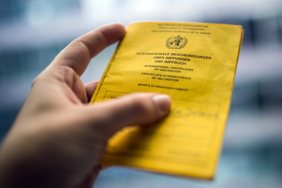 Wer seinen Impfpass oder einen Genesungs-Nachweis vorlegen kann, muss sich weiterhin nicht testen lassen.
