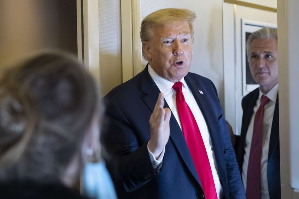 Donald Trump, Präsident der USA, spricht auf dem Rückflug von Cape Canaveral nach Washington mit Journalisten. Trump will den G7-Gipfel in Washington auf September verschieben und das Treffen dann um andere Staaten erweitern.