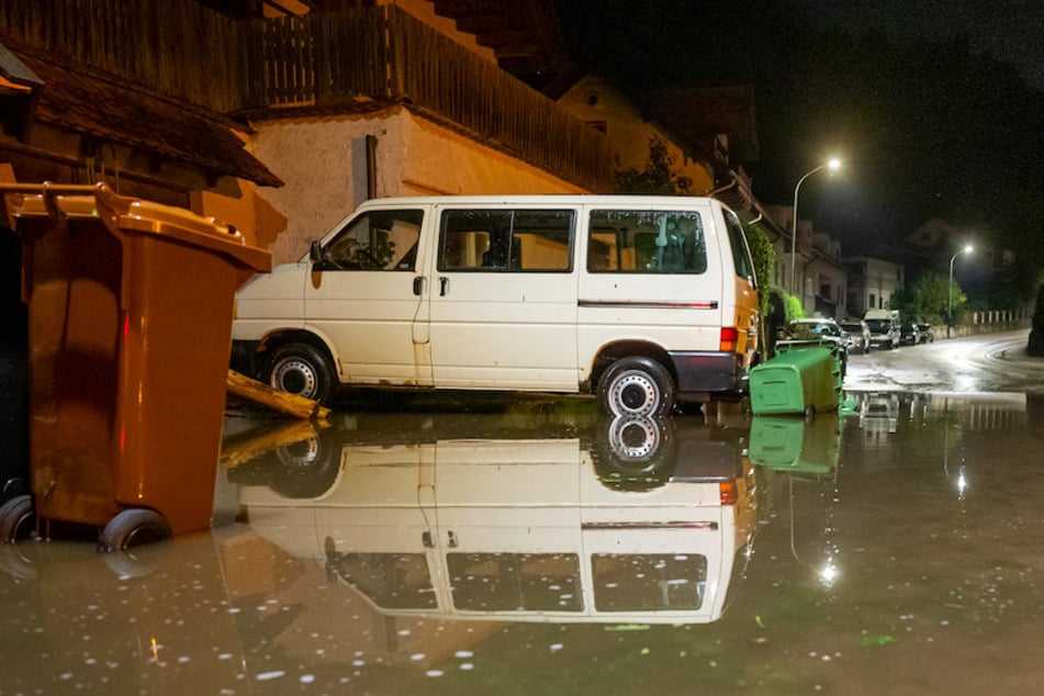 Eine Straße in Wolfrathshausen steht nach einem heftigen Unwetter unter Wasser.
