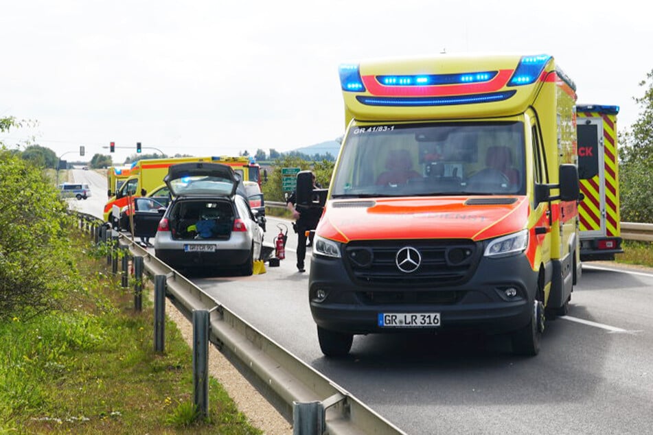 Die Rettungskräfte im Einsatz vor Ort. Vier Personen mussten ins Krankenhaus gebracht werden.