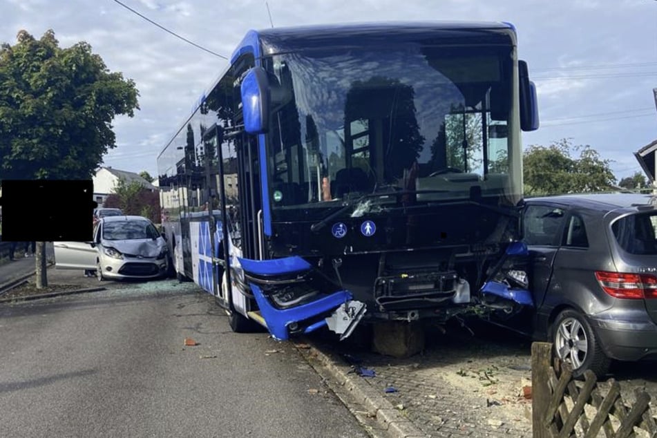 Der Bus verursachte Sachschaden in fünfstelliger Höhe, verletzt wurde aber niemand.