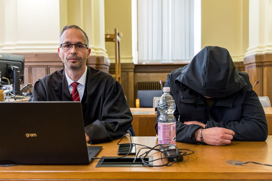 Mit Kapuze ins Gesicht gezogen, sitzt er neben seinem Anwalt Alexander Krell: Alex E. (27) wurde für schuldunfähig befunden und muss dauerhaft in die geschlossene Psychiatrie.