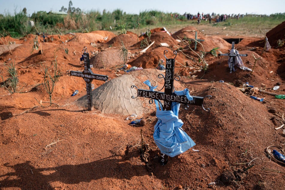 Auf dem Friedhof von Nyamurongo wurde seit Beginn des Ausbruchs eine große Zahl von Menschen beigesetzt.