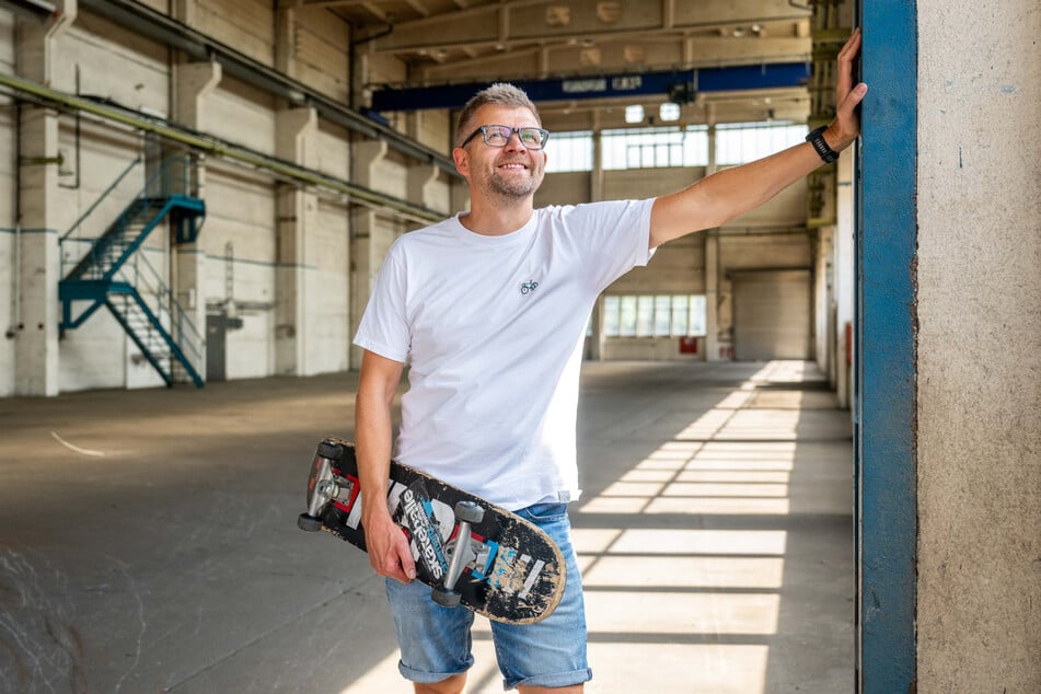 Alexander Beck, Projektleiter der "Druckbude", schaut sich voller Vorfreude in der zukünftigen Skaterhalle um.