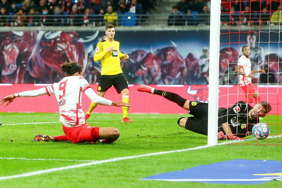 Das 2:1 für RB: Nach Nkunku-Querpass schiebt Yussuf Poulsen (l.) ein, Gregor Kobel (r.) kann das nicht verhindern.