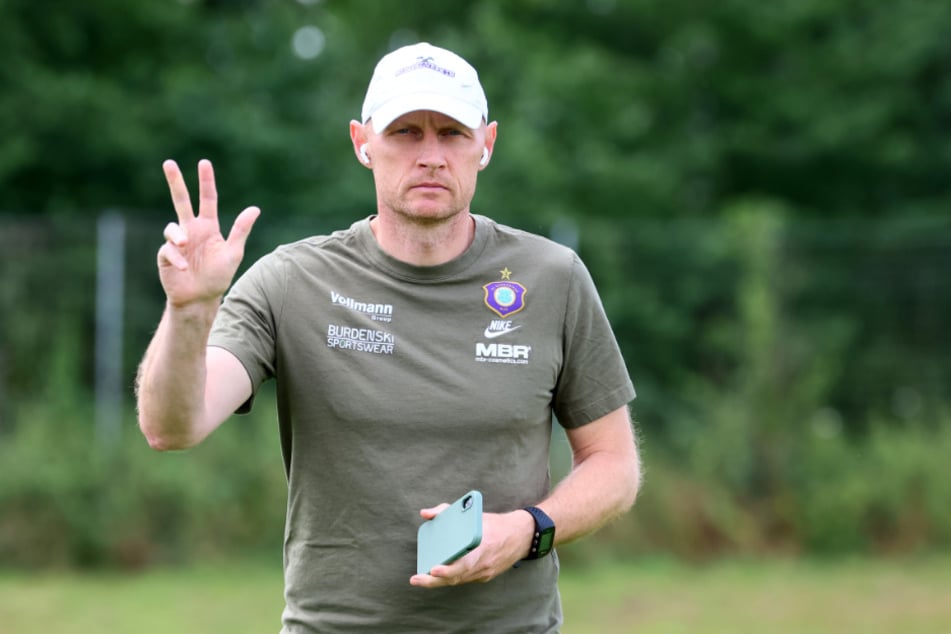 Drei neuer Spieler müssen es ja nicht gleich sein, aber einen muss FCE-Sportchef Matthias Heidrich (47) definitiv noch holen.