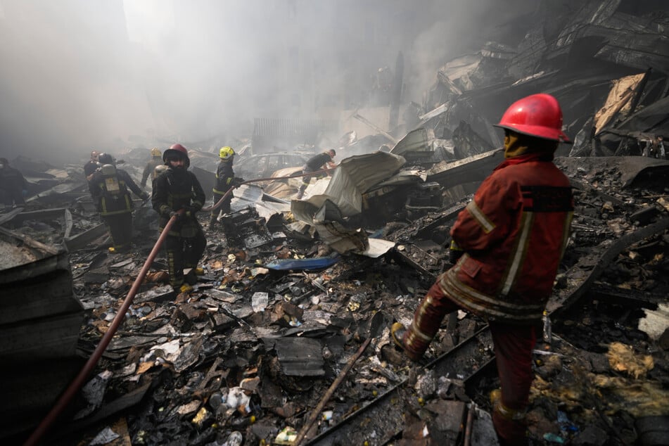 Beirut: Feuerwehrleute löschen ein Feuer am Ort eines israelischen Luftangriffs.