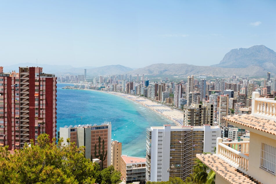 Die Stadt Benidorm ist die größere Nachbarstadt von dem Küstenort.