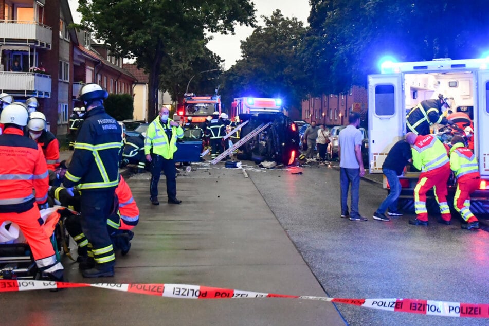 Rettungskräfte versorgen die Verletzten am Unfallort.