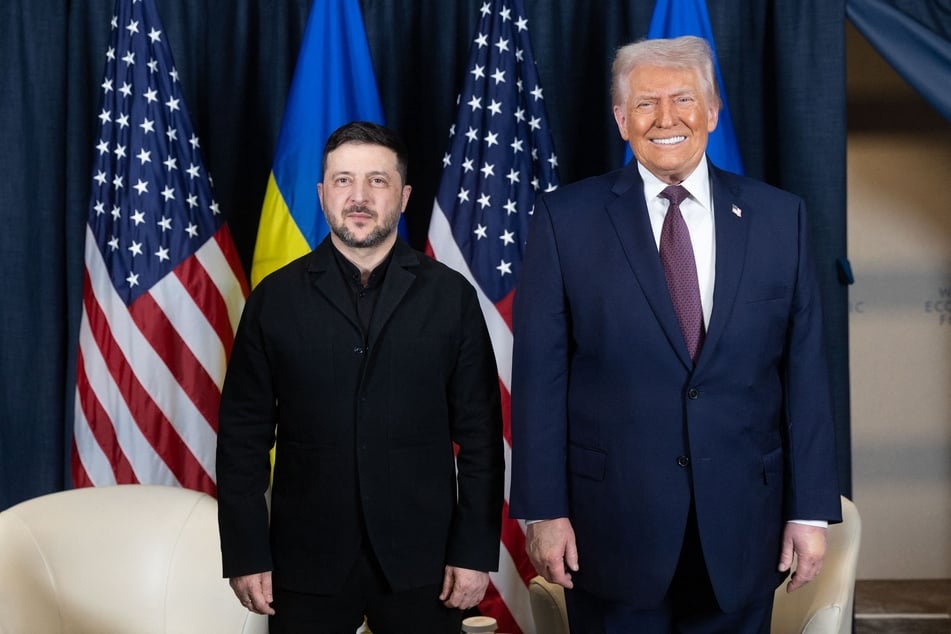 Ukraine's President Volodymyr Zelensky (l.) and US President Donald Trump (r.) pose for a photo during their meeting on the sidelines of the World Economic Forum annual meeting in Davos on January 22, 2026.