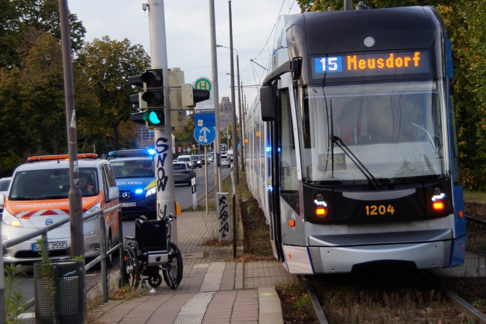 Eine Frau, die den Rollstuhl steuerte, hatte laut Polizei vergessen, dass die Fußgängerampel nicht auch für die Straßenbahn gilt. Glücklicherweise hatte der Tramfahrer noch rechtzeitig reagiert.