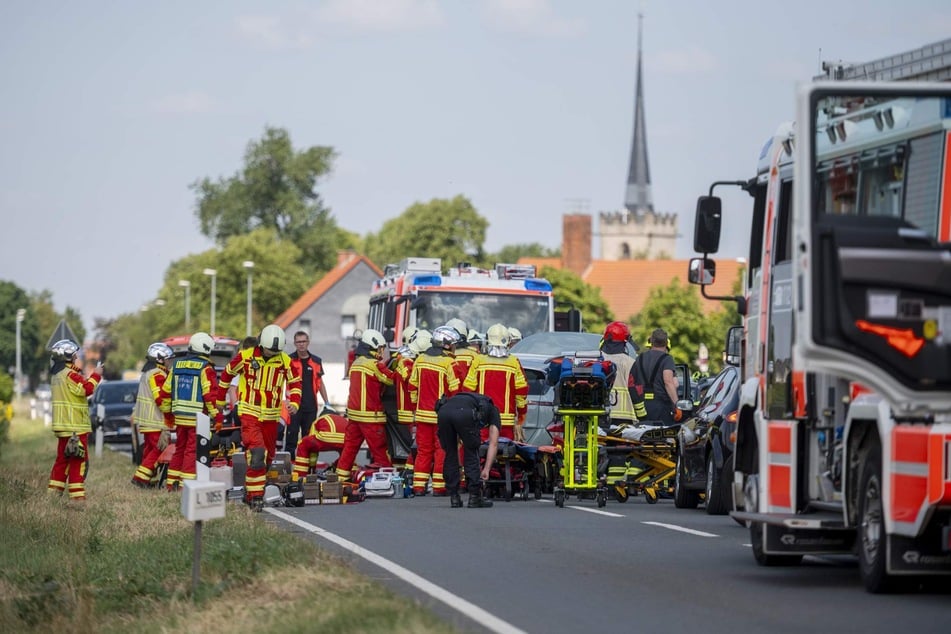 Zahlreiche Rettungskräfte waren am Unfallort.