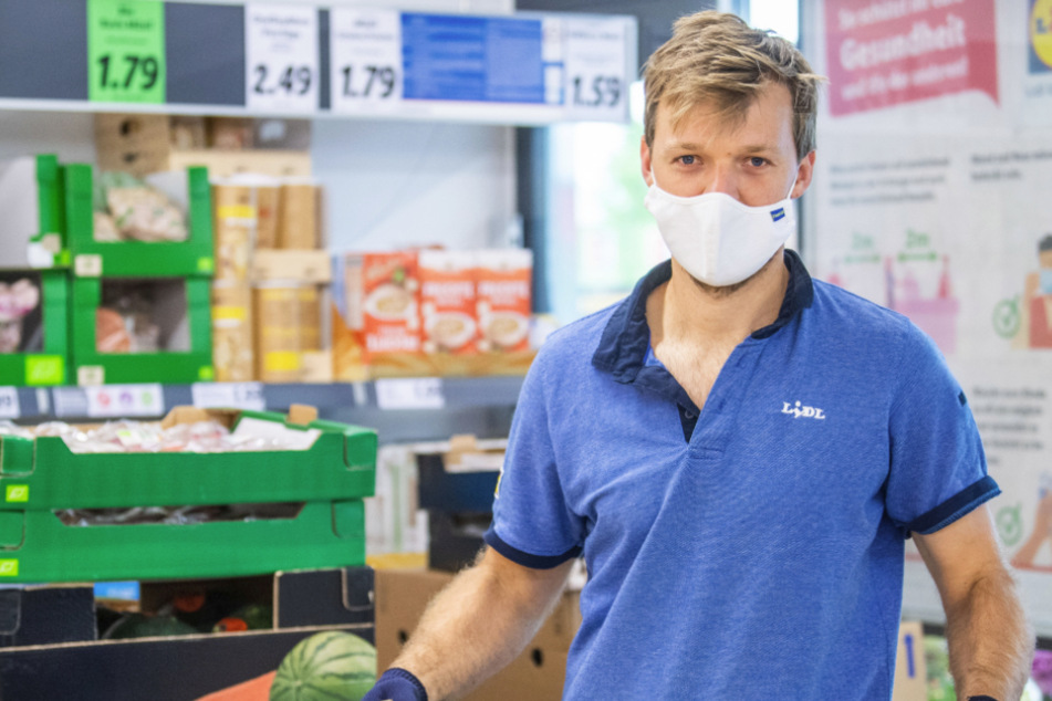 Kevin Krawietz räumt in einem Discounter Spargel ein. Der French-Open-Sieger hat wegen der Turnierausfälle einen 450-Euro-Job angefangen.