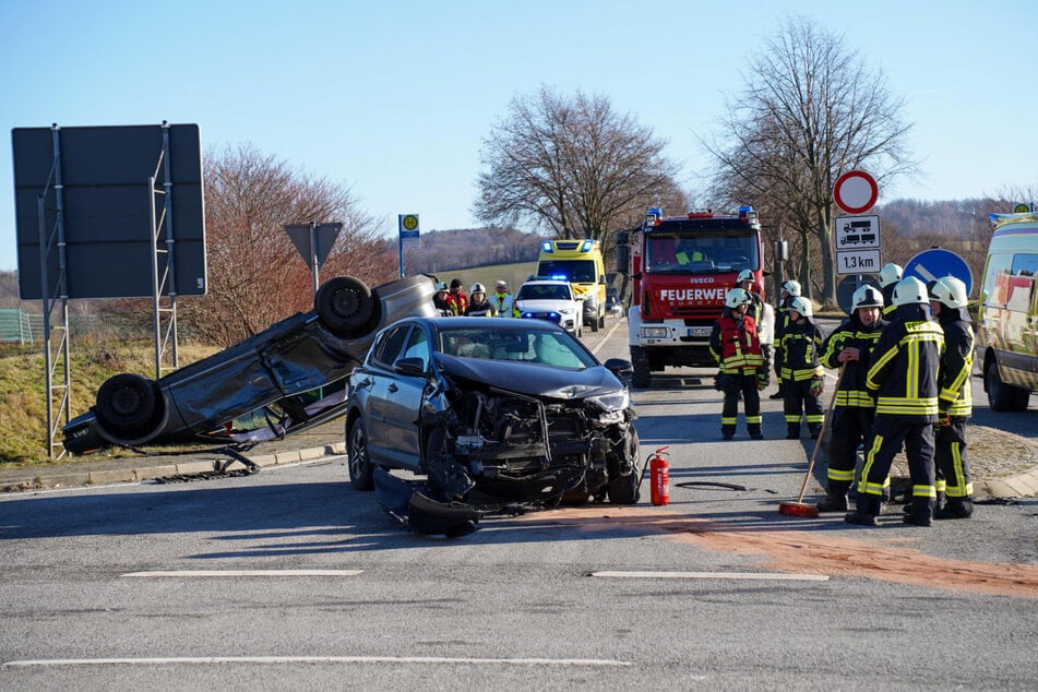 Verkehrsunfall mit zwei Autos im Landkreis Bautzen: Ein VW landete auf dem Dach.