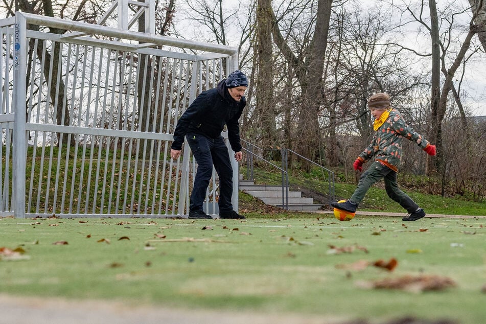 So wie einst Erich kicken auch heute wieder große und kleine Mitspieler auf dem westlichen Parkgelände.