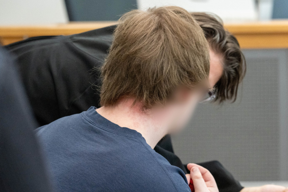 Der 20-jährige Angeklagte muss sich vor dem Landgericht Neubrandenburg verantworten.