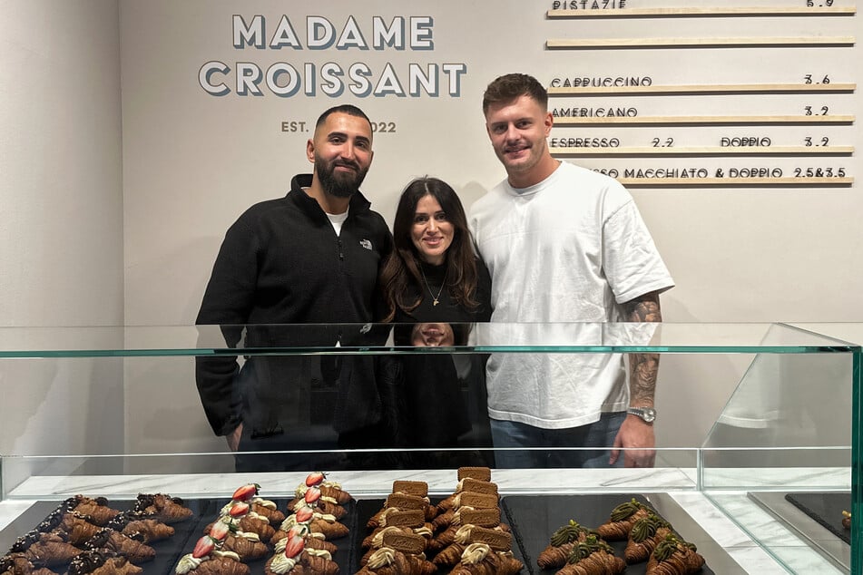 Gründer Majid Yaman (29, l.) und Kay Wernerus (26, r.) mit Franchise-Nehmerin Özge Özcan des Hamburger "Madame Croissant"-Stores.